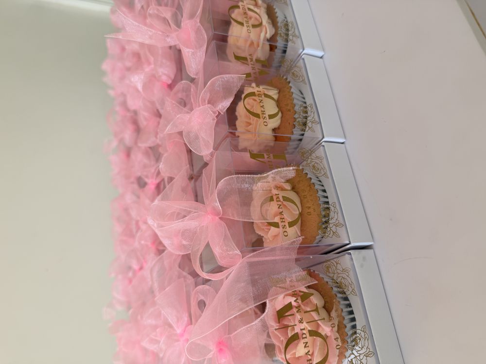 Personalized wedding favor cupcakes in boxes